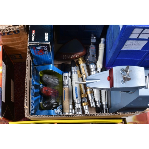 71 - A COLLECTION OF MODERN DOCTOR WHO COLLECTABLES, to include battery operated remote control models (n... 