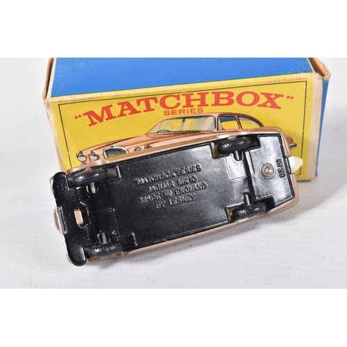 120 - A QUANTITY OF BOXED AND UNBOXED MATCHBOX 1-75 DIECAST VEHICLES, boxed Jaguar Mk.10, No.28 (damaged t... 