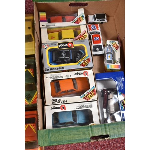 176 - A QUANTITY OF ASSORTED BOXED AND UNBOXED BBURAGO DIECAST CAR MODELS, to include assorted 1/24 scale ... 