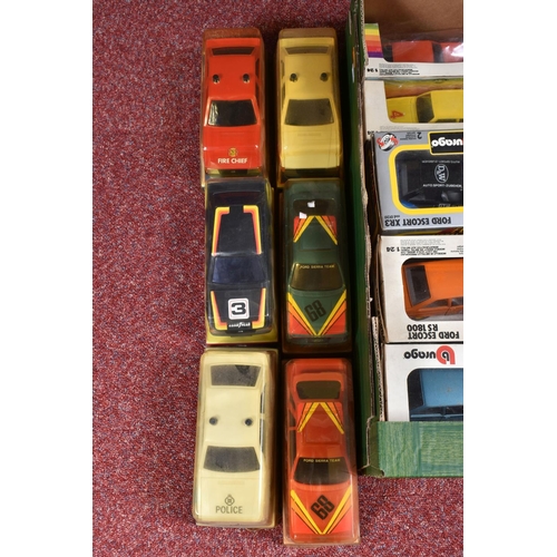 176 - A QUANTITY OF ASSORTED BOXED AND UNBOXED BBURAGO DIECAST CAR MODELS, to include assorted 1/24 scale ... 