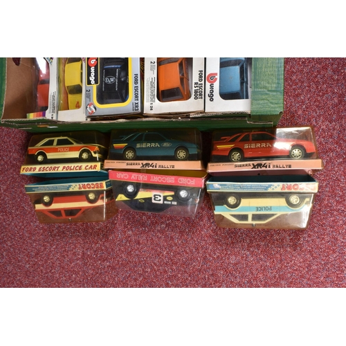 176 - A QUANTITY OF ASSORTED BOXED AND UNBOXED BBURAGO DIECAST CAR MODELS, to include assorted 1/24 scale ... 