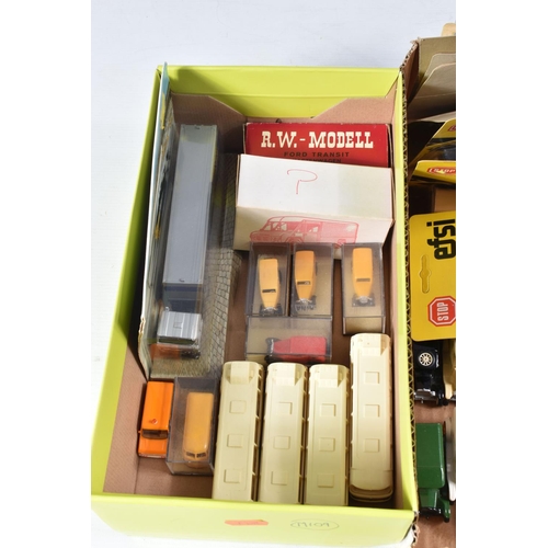 180 - A QUANTITY OF BOXED AND UNBOXED ASSORTED DIECAST AND PLASTIC VEHICLES, to include boxed R.W.-Modell ... 