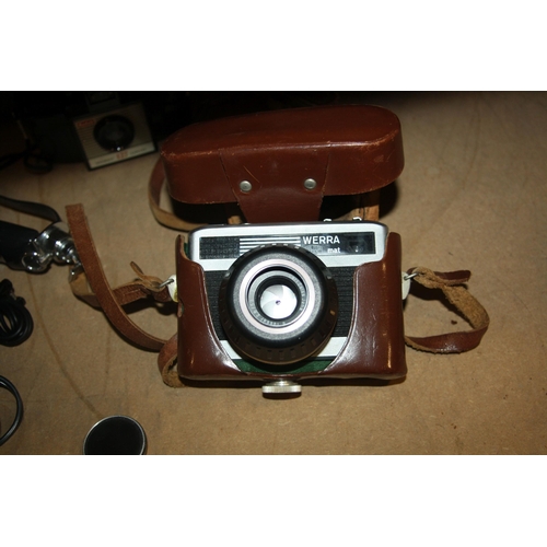 876 - A TRAY CONTAINING FILM CAMERAS INCLUDING A Yashica A TLR camera in tatty leather case, a Werra Mat S... 