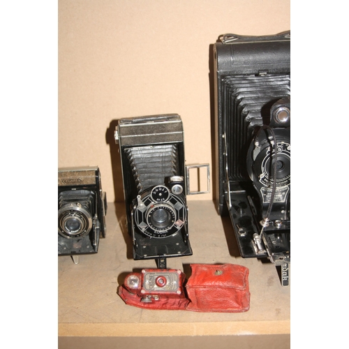 892 - A TRAY CONTAINING FILM CAMERAS AND ACCESSORIES comprising of a Coronet Midget in red bakelite with r... 