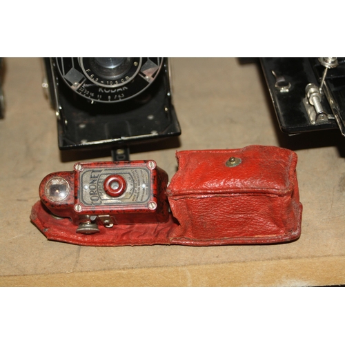 892 - A TRAY CONTAINING FILM CAMERAS AND ACCESSORIES comprising of a Coronet Midget in red bakelite with r... 