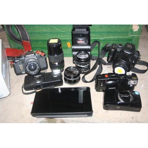 915 - A TRAY CONTAINING CAMERAS AND ELECTRONIC EQUIPMENT including a Panasonic Lumix G1 Digital SLR with 1... 