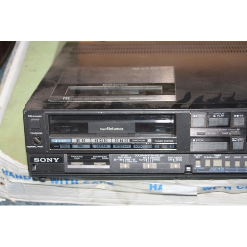 925 - A SONY SL-800ME BETAMAX VIDEO CASSETTE PLAYER with transit box (untested due to cable missing)