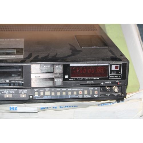 925 - A SONY SL-800ME BETAMAX VIDEO CASSETTE PLAYER with transit box (untested due to cable missing)