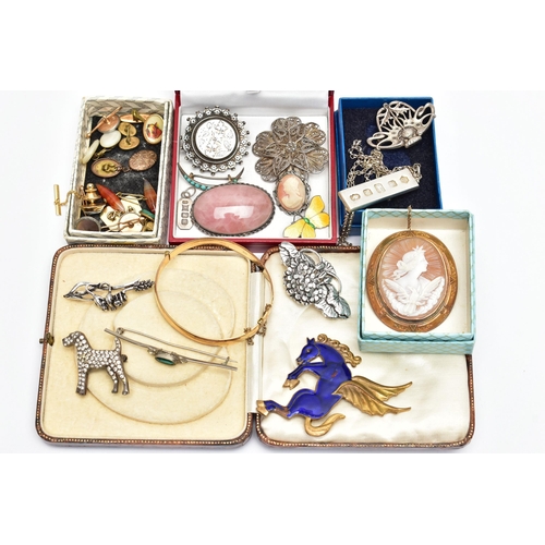 58 - A BAG OF ASSORTED JEWELLERY, to include a gold plated, metal core hinged bangle, a carved shell came... 