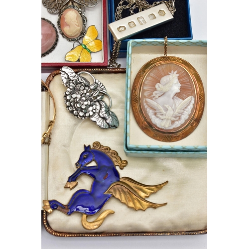 58 - A BAG OF ASSORTED JEWELLERY, to include a gold plated, metal core hinged bangle, a carved shell came... 