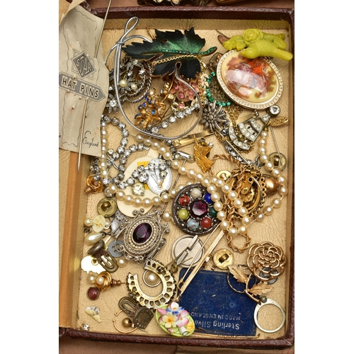 71 - A BOX OF ASSORTED ITEMS, to include a boxed double strand of Rosita imitation pearls, a quantity o... 