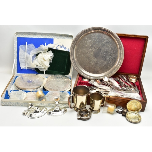 77 - TWO SILVER NAPKIN RINGS AND BOX OF ASSORTED ITEMS, a pair of concave napkin rings with beading detai... 