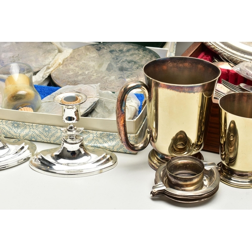 77 - TWO SILVER NAPKIN RINGS AND BOX OF ASSORTED ITEMS, a pair of concave napkin rings with beading detai... 