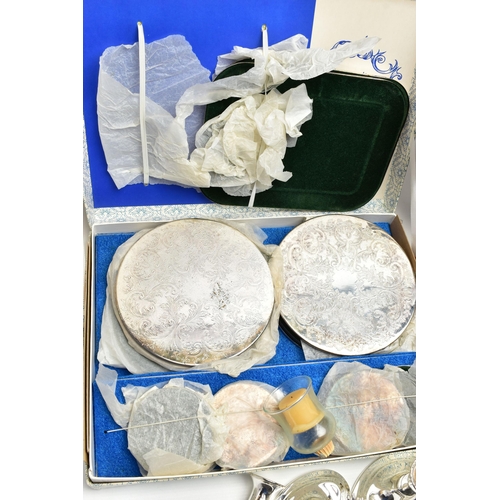 77 - TWO SILVER NAPKIN RINGS AND BOX OF ASSORTED ITEMS, a pair of concave napkin rings with beading detai... 