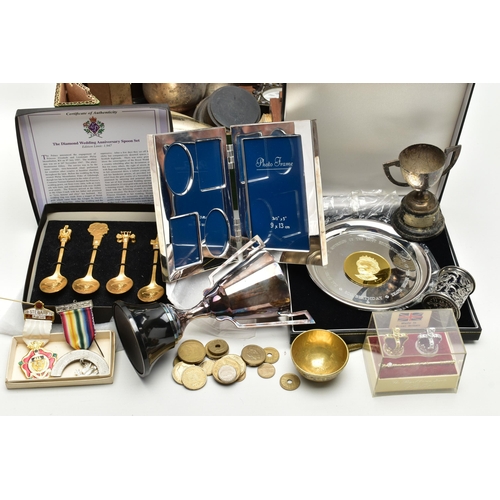 78 - A BOX OF ASSORTED ITEMS, to include a silver gilt medallion set into a commemorative dish for Queen ... 