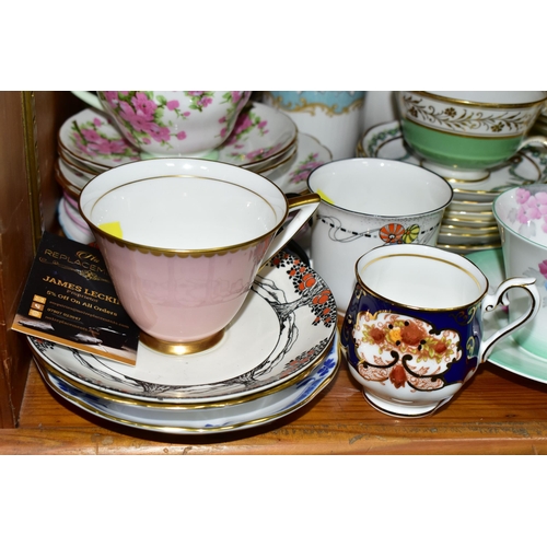 399 - A COLLECTION OF ASSORTED TEAWARES, comprising a hand painted Paragon 'Hortensia' pattern cake plate,... 