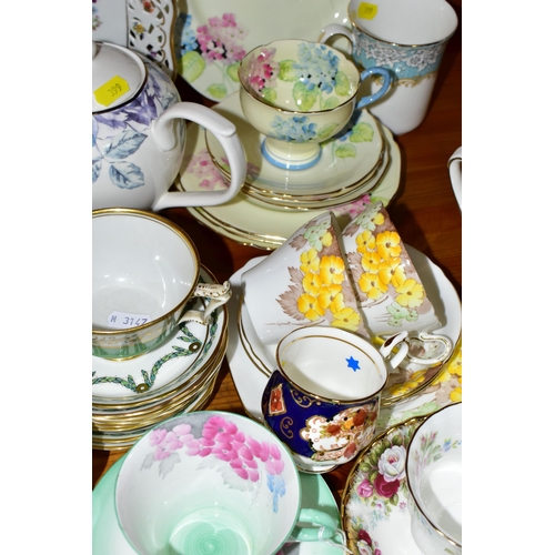 399 - A COLLECTION OF ASSORTED TEAWARES, comprising a hand painted Paragon 'Hortensia' pattern cake plate,... 