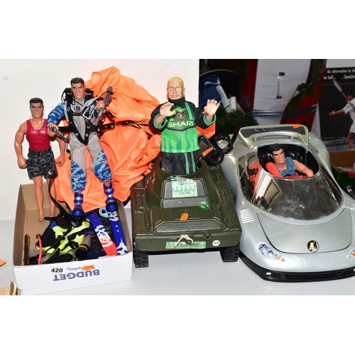 420 - A QUANTITY OF MODERN HASBRO ACTION MAN FIGURES, ACCESSORIES AND VEHICLES, to include parachute, skis... 