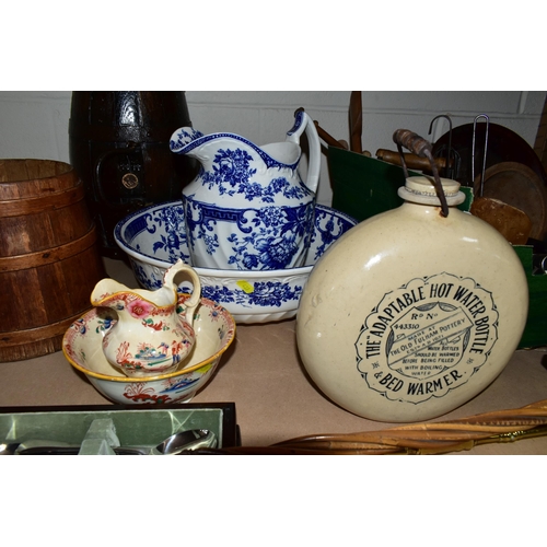 439 - A BOX AND LOOSE KITCHENALIA, TREEN, METALWARES AND SUNDRY ITEMS, to include two small barrels, talle... 