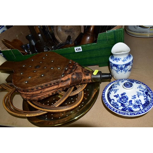 439 - A BOX AND LOOSE KITCHENALIA, TREEN, METALWARES AND SUNDRY ITEMS, to include two small barrels, talle... 