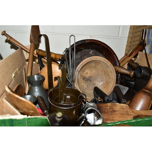 439 - A BOX AND LOOSE KITCHENALIA, TREEN, METALWARES AND SUNDRY ITEMS, to include two small barrels, talle... 