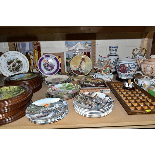 440 - A QUANTITY OF COLLECTORS PLATES, TEAPOTS, THIMBLES AND OTHER CERAMICS, to include four boxed Fiesta ... 