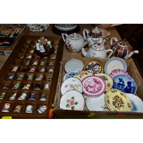 440 - A QUANTITY OF COLLECTORS PLATES, TEAPOTS, THIMBLES AND OTHER CERAMICS, to include four boxed Fiesta ... 