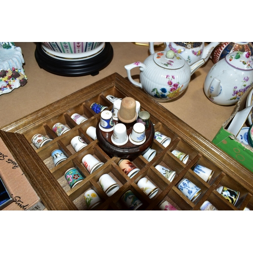 440 - A QUANTITY OF COLLECTORS PLATES, TEAPOTS, THIMBLES AND OTHER CERAMICS, to include four boxed Fiesta ... 