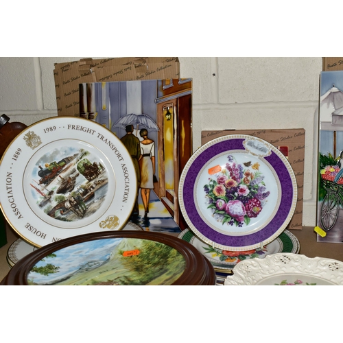 440 - A QUANTITY OF COLLECTORS PLATES, TEAPOTS, THIMBLES AND OTHER CERAMICS, to include four boxed Fiesta ... 