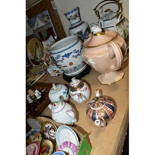 440 - A QUANTITY OF COLLECTORS PLATES, TEAPOTS, THIMBLES AND OTHER CERAMICS, to include four boxed Fiesta ... 