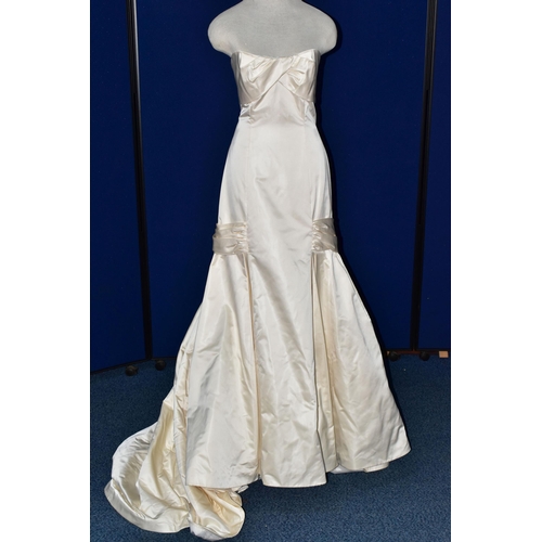 253 - WEDDING DRESS, end of season stock clearance (may have slight marks or very minor damage) size 16, p... 