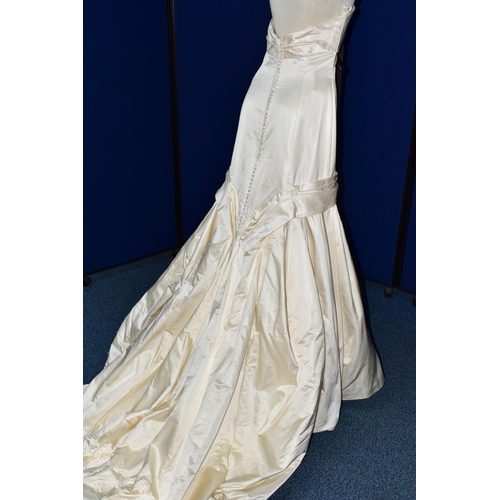 253 - WEDDING DRESS, end of season stock clearance (may have slight marks or very minor damage) size 16, p... 