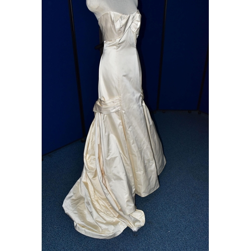 253 - WEDDING DRESS, end of season stock clearance (may have slight marks or very minor damage) size 16, p... 