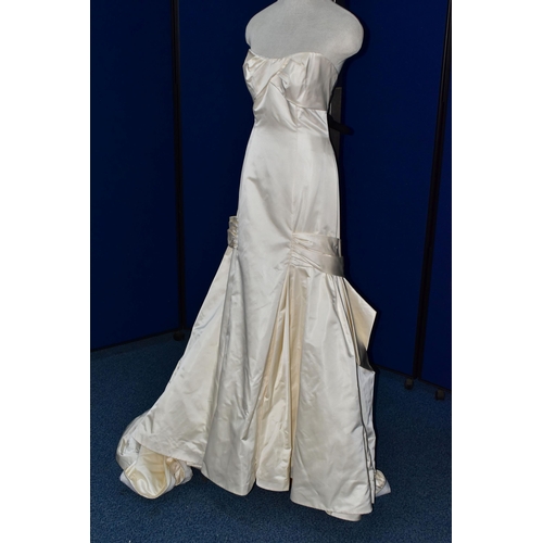 253 - WEDDING DRESS, end of season stock clearance (may have slight marks or very minor damage) size 16, p... 