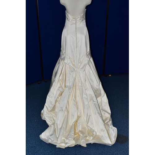 253 - WEDDING DRESS, end of season stock clearance (may have slight marks or very minor damage) size 16, p... 