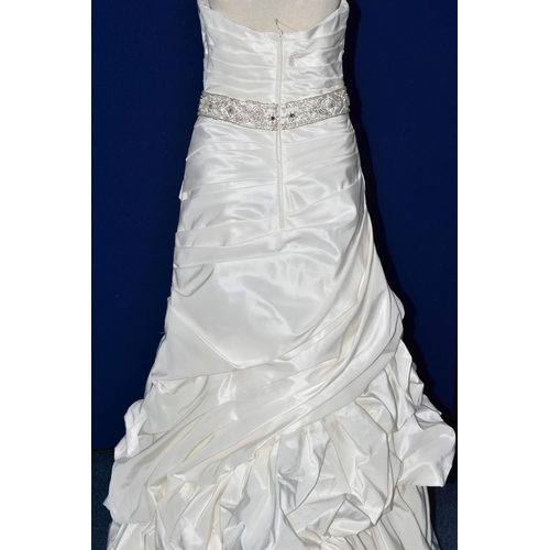 260 - WEDDING DRESS, end of season stock clearance (may have slight marks or very minor damage) size 8, pl... 