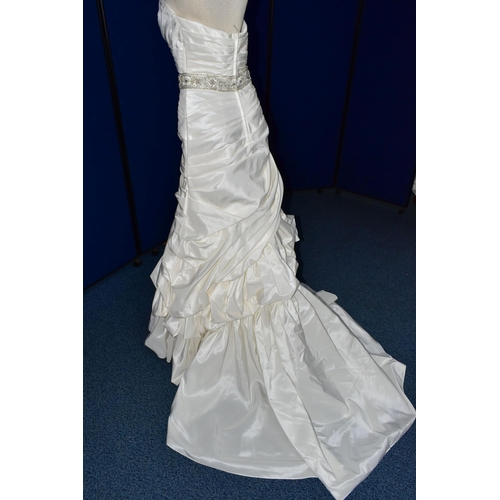 260 - WEDDING DRESS, end of season stock clearance (may have slight marks or very minor damage) size 8, pl... 