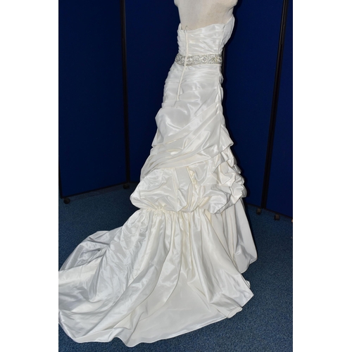 260 - WEDDING DRESS, end of season stock clearance (may have slight marks or very minor damage) size 8, pl... 