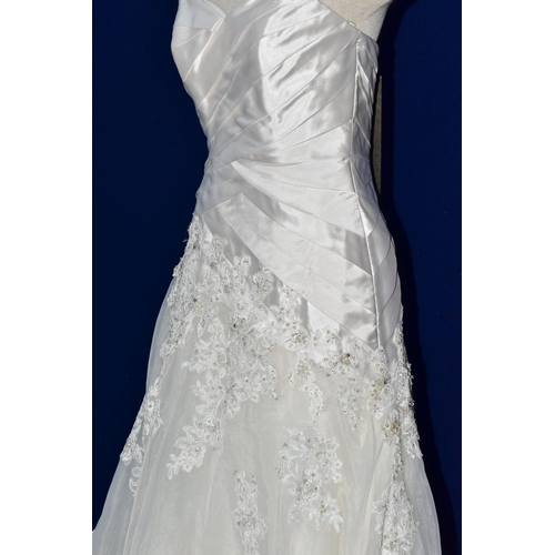 265 - WEDDING DRESS, end of season stock clearance (may have slight marks or very minor damage) size 8, Di... 