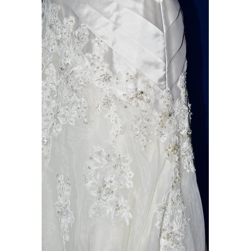 265 - WEDDING DRESS, end of season stock clearance (may have slight marks or very minor damage) size 8, Di... 