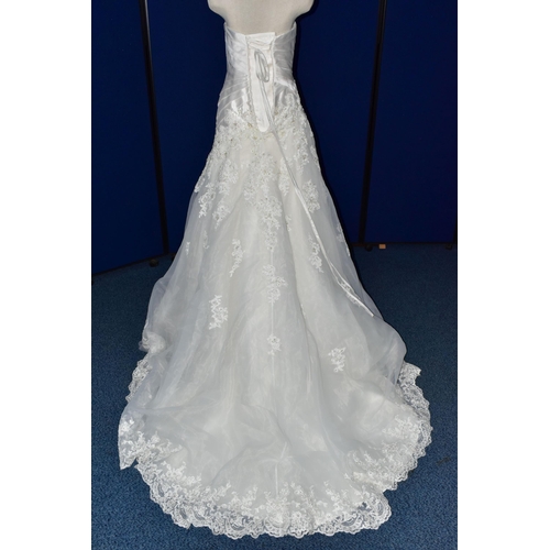 265 - WEDDING DRESS, end of season stock clearance (may have slight marks or very minor damage) size 8, Di... 