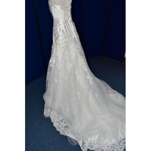 265 - WEDDING DRESS, end of season stock clearance (may have slight marks or very minor damage) size 8, Di... 