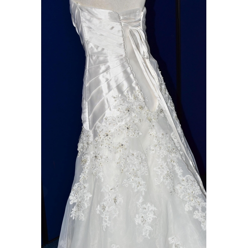 265 - WEDDING DRESS, end of season stock clearance (may have slight marks or very minor damage) size 8, Di... 