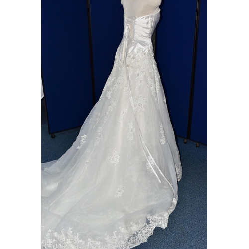 265 - WEDDING DRESS, end of season stock clearance (may have slight marks or very minor damage) size 8, Di... 