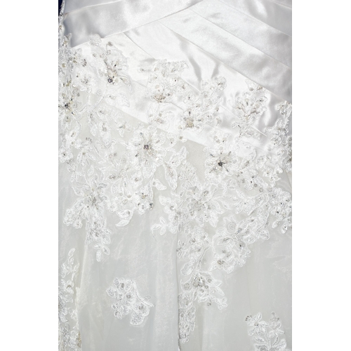 265 - WEDDING DRESS, end of season stock clearance (may have slight marks or very minor damage) size 8, Di... 