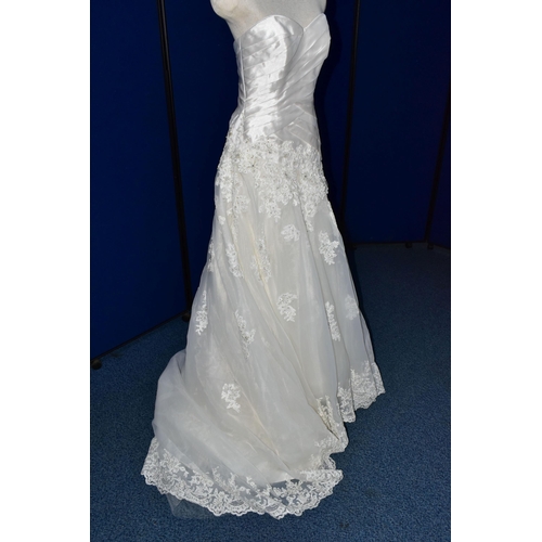 265 - WEDDING DRESS, end of season stock clearance (may have slight marks or very minor damage) size 8, Di... 