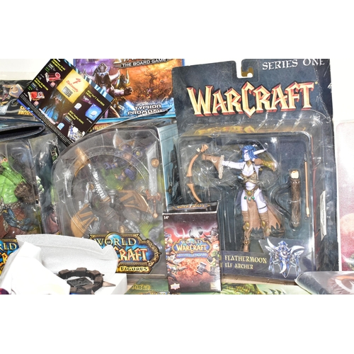 721 - BOX CONTAINING BLIZZARD MERCHANDISE AND MEMROBELLIA, PRIMARILLY OBTAINED FROM BLIZZCON 2008, items i... 