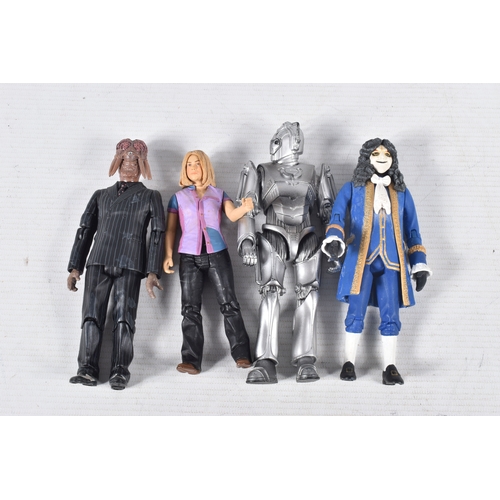 71 - A COLLECTION OF MODERN DOCTOR WHO COLLECTABLES, to include battery operated remote control models (n... 