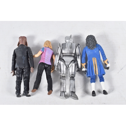 71 - A COLLECTION OF MODERN DOCTOR WHO COLLECTABLES, to include battery operated remote control models (n... 