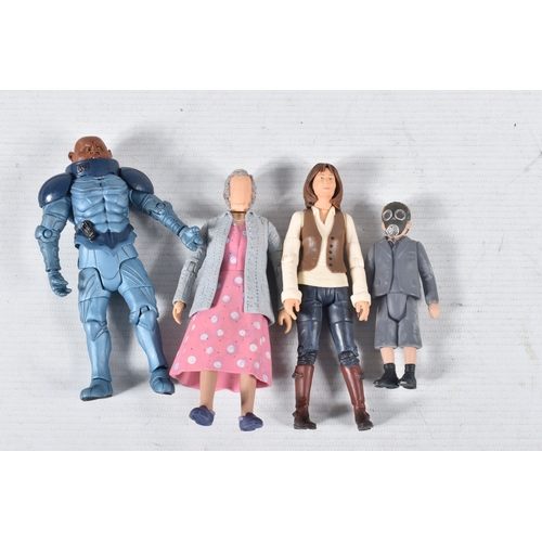 71 - A COLLECTION OF MODERN DOCTOR WHO COLLECTABLES, to include battery operated remote control models (n... 